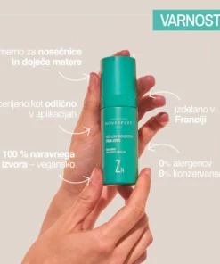 Roke držijo Novexpert Trio-Zinc Booster Serum z izpostavljenimi prednostmi izdelka.